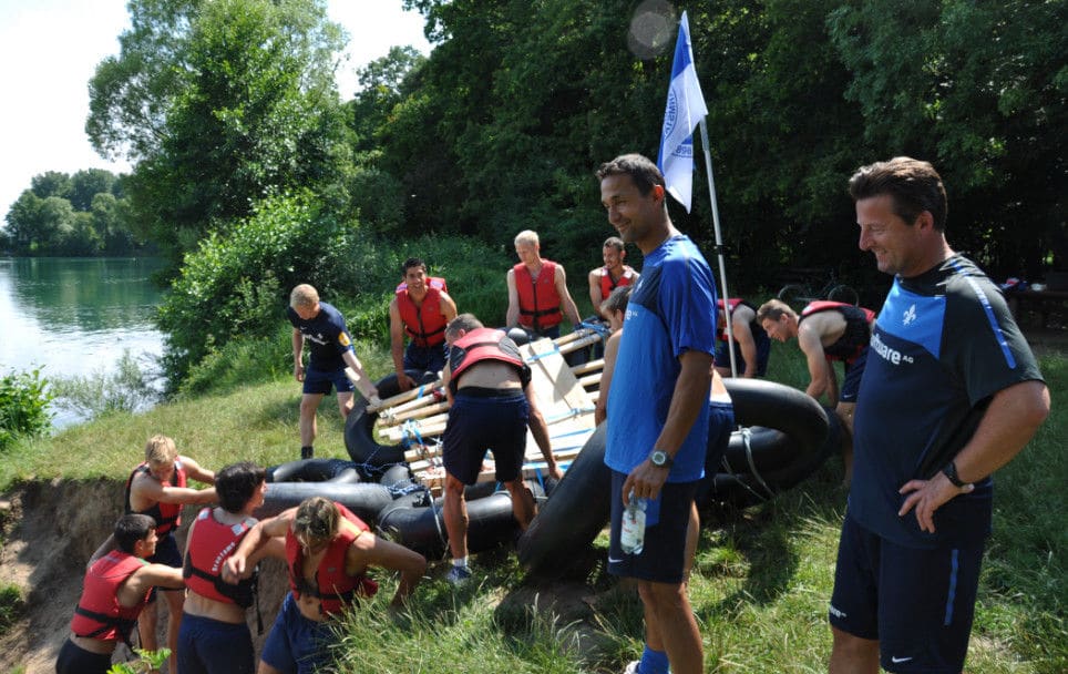 Kosta Runjaic beim Floßbau