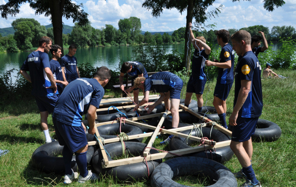 Floßbau als Teamaufgabe