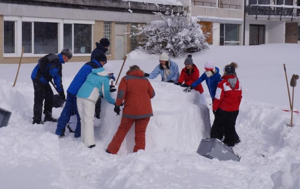 Teamaufgabe Schneebar- alle packen mit an und stärken das Wir-Gefühl